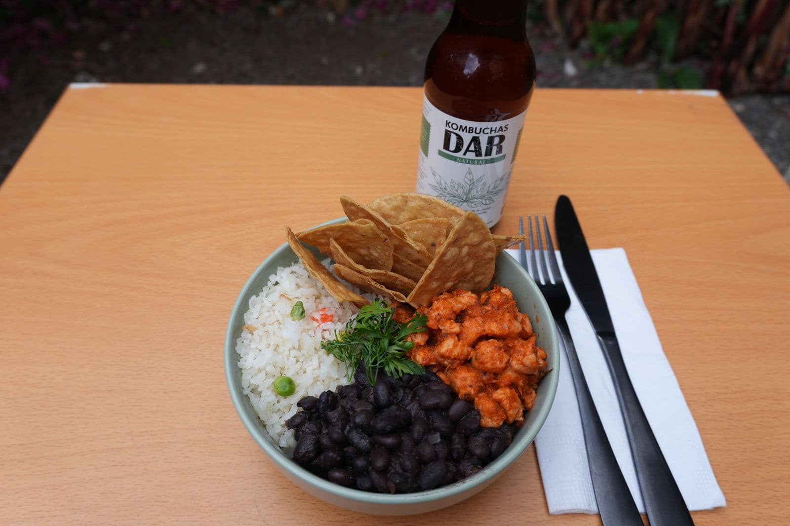 Bowl Azteca con Arroz a la Jardinera, Totopos de Maíz, Frijol Casero t Proteina al Pastor